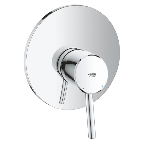 Single-lever shower mixer by Grohe featuring an integrated handle for easy temperature and flow control.